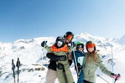 Glückliche Familie auf den Skipisten von Tignes